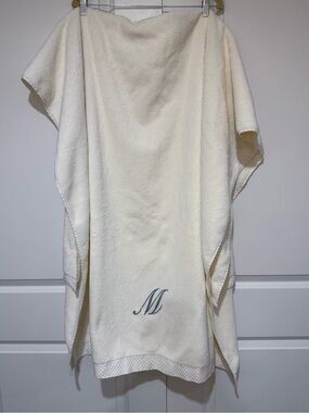 Garnet Hill Cream Cotton monogrammed Beach/Pool Towel 40x70”